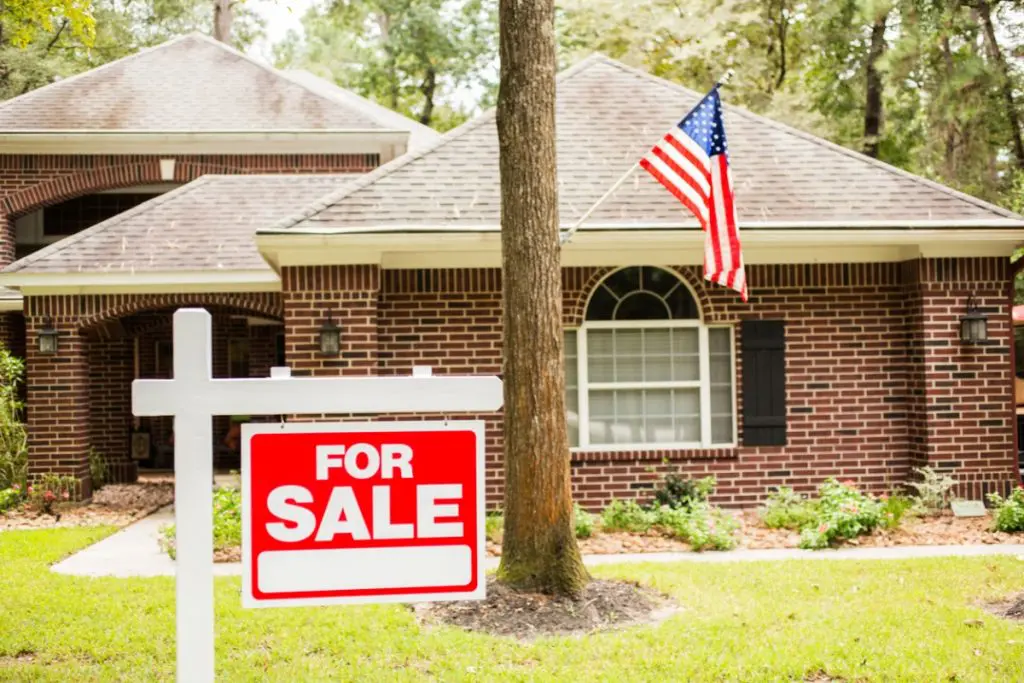 house-for-sale-sign-in-front-yard